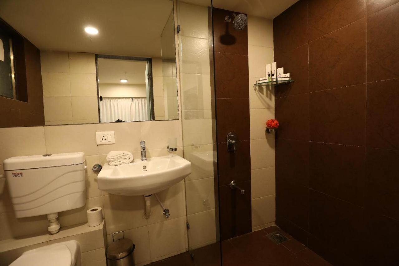 Homestays At Rajhans Belliza Near Airport Surat Exteriör bild