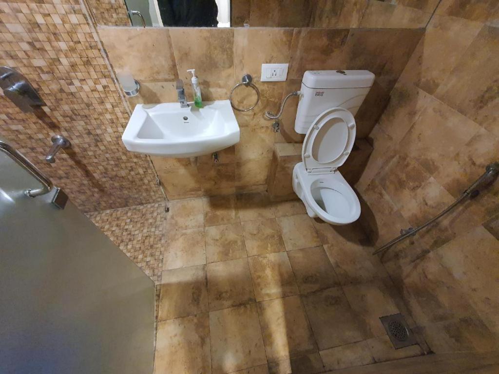 Homestays At Rajhans Belliza Near Airport Surat Exteriör bild