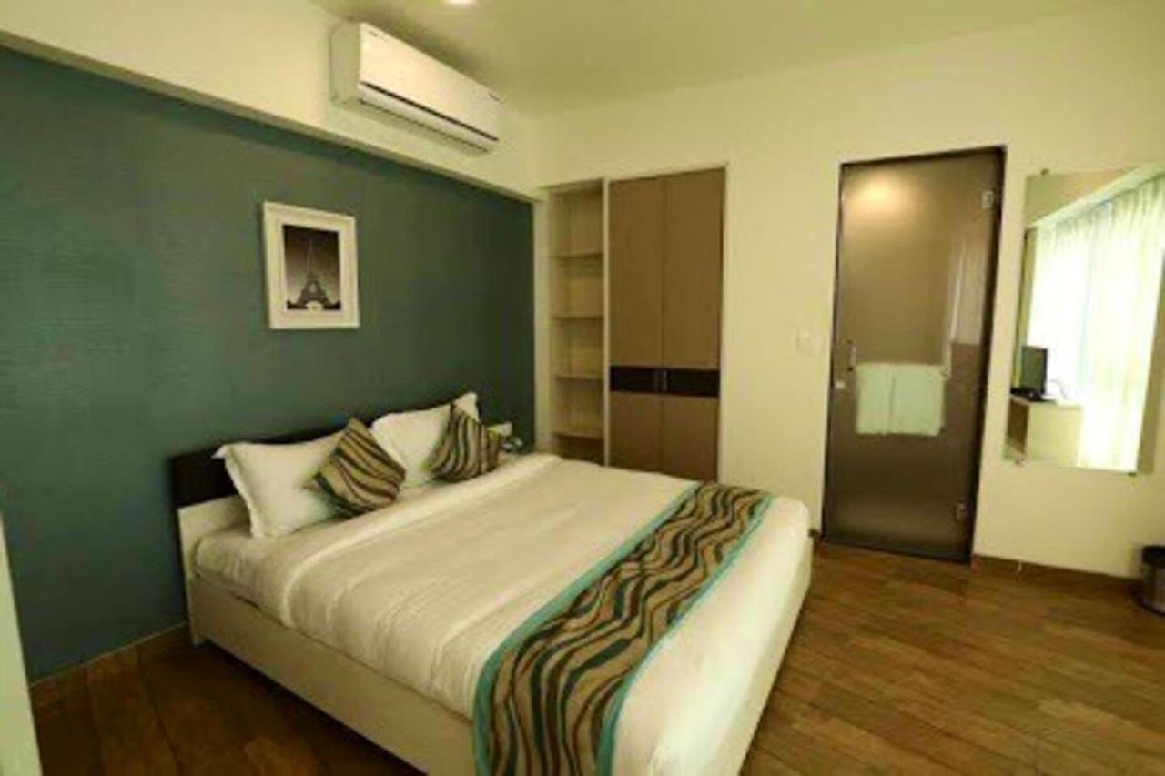 Homestays At Rajhans Belliza Near Airport Surat Exteriör bild